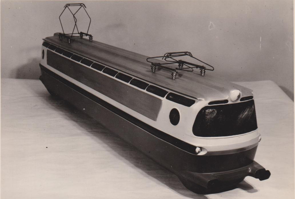 Tvůrce také počítal s velkým čelním panoramatickým oknem, které bylo v sériové podobě rozděleno středovým sloupkem.