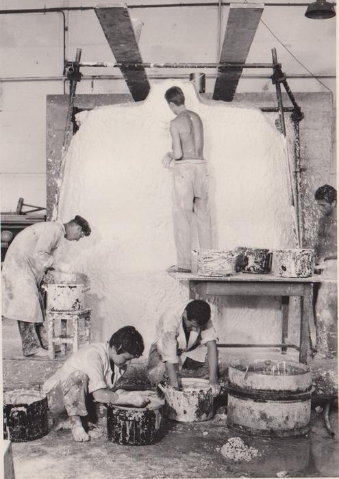 Začíná tvorba takzvaného kopyta. S jeho pomocí pak vznikne definitivní laminátový díl.