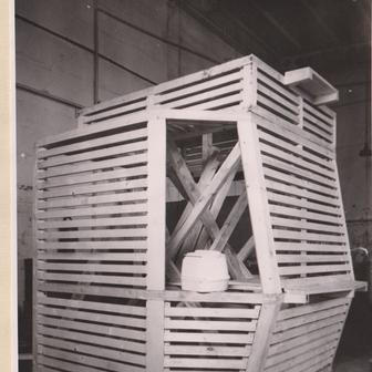 Prvním krokem ke vzniku modelu v životní velikosti byl opěrný dřevěný rám pro hliněný model.