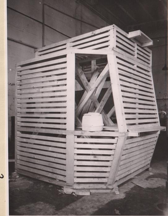 Prvním krokem ke vzniku modelu v životní velikosti byl opěrný dřevěný rám pro hliněný model.