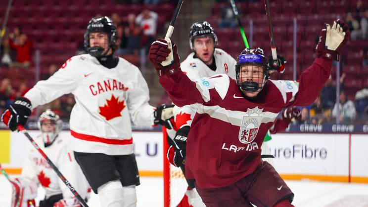 Rudolfs Berzkalns z Lotyšska v zápase proti Kanadě