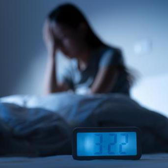 Pokud se budíte opakovaně, těžko znovu usínáte nebo vás ráno přepadá únava, může za tím stát stres, hormony i změny související s věkem.