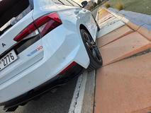 Nechybí také polepy nebo různé plakety.