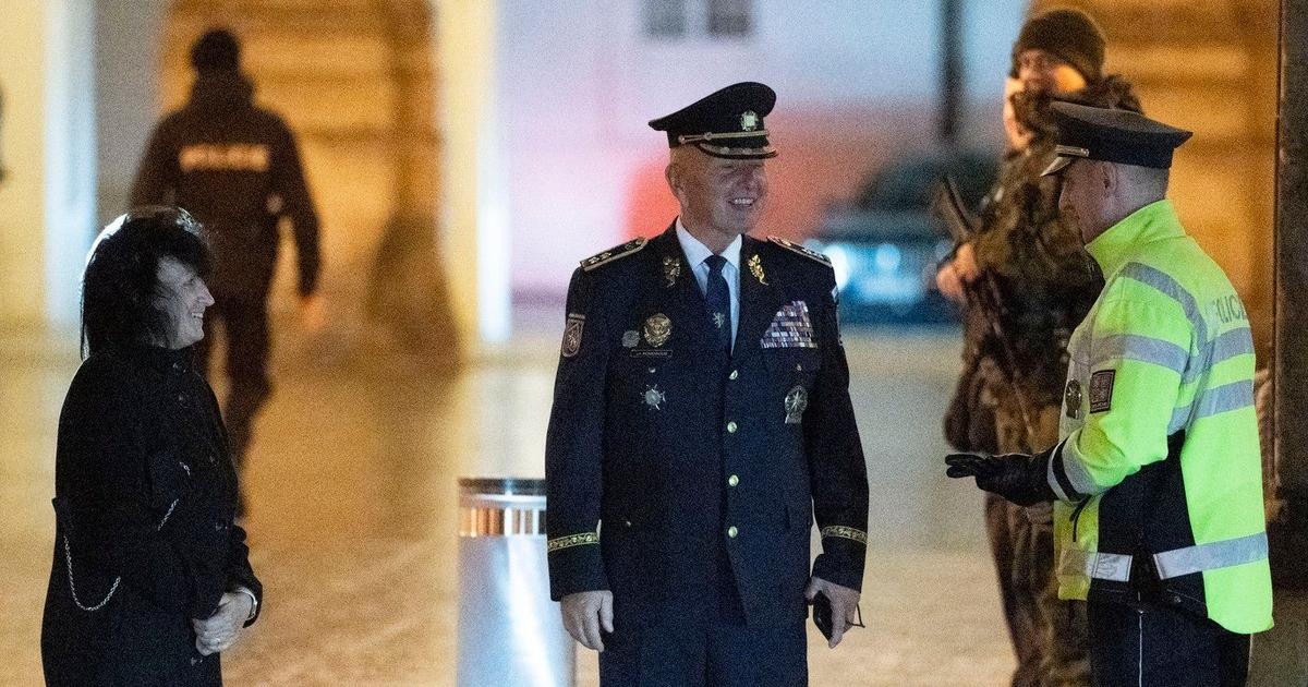 A je konec. Generál Komorous opouští policejní elitu, ta se mu rozpadala pod rukama