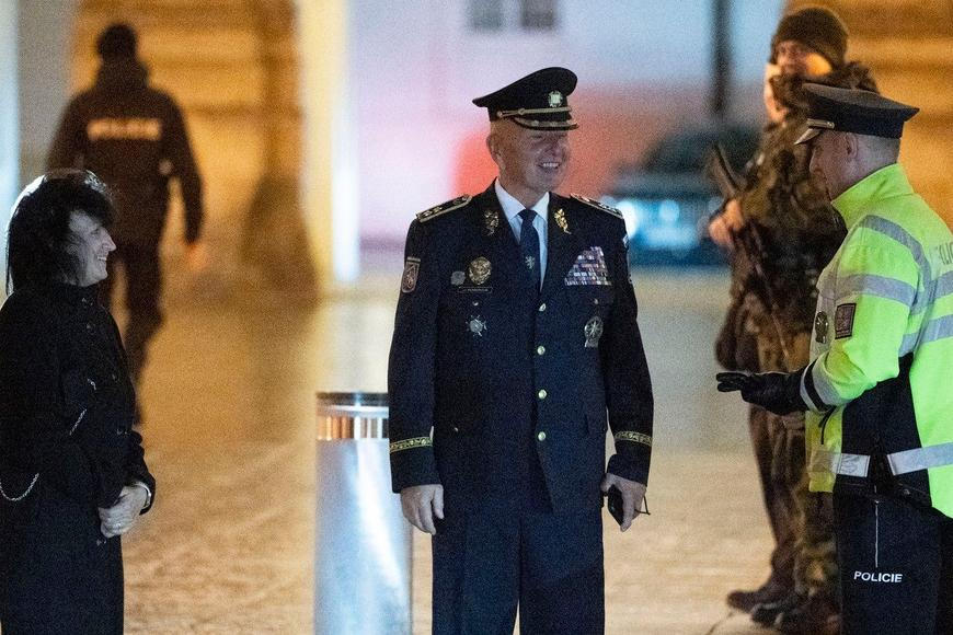 A je konec. Generál Komorous opouští policejní elitu, ta se mu rozpadala pod rukama