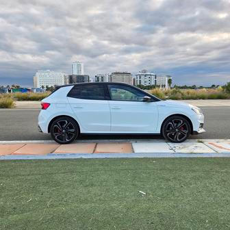 Zvenku auto poznáte poměrně snadno podle spousty černých doplňků nebo 18palcových kol s kouřovým lakováním.