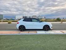 Zvenku auto poznáte poměrně snadno podle spousty černých doplňků nebo 18palcových kol s kouřovým lakováním.