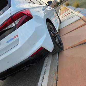 Nechybí také polepy nebo různé plakety.