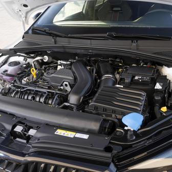 Pod kapotou je benzinová patnáctistovka, ovšem s řadou technických vylepšení, takže má nově 130 kW dostupných od nižších otáček. To platí i pro točivý moment 250 Nm.