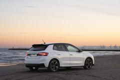 Motor je spojený se sedmistupňovým dvouspojkovým automatem, který prošel také úpravami a v režimu Sport vyniká rychlejší změnou převodových stupňů.