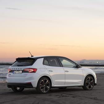 Motor je spojený se sedmistupňovým dvouspojkovým automatem, který prošel také úpravami a v režimu Sport vyniká rychlejší změnou převodových stupňů.