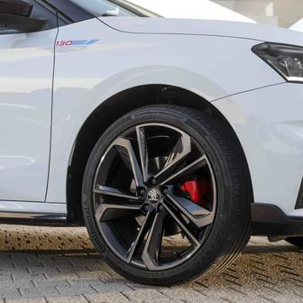 Zmíněná 18palcová kola.