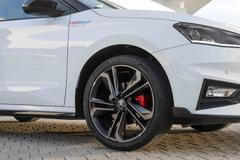 Zmíněná 18palcová kola.