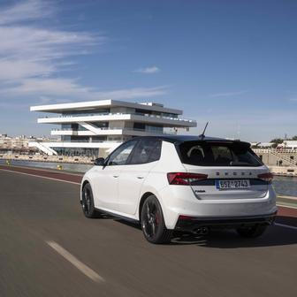 Reakce motoru na plynový pedál jsou v režimu Sport rychlejší a ostřejší a i řízení je strmější a přesnější. Podvozek leží o 15 mm blíže vozovce.