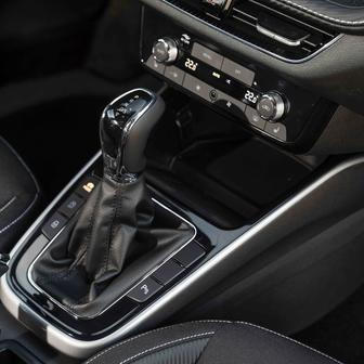 Nechybí dvouzónová automatická klimatizace, digitální budíky, couvací kamera nebo přední i zadní parkovací senzory.