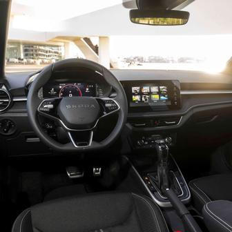 Na druhou stranu je Fabia 130 i se stříbrnými detaily v interiéru vybavená až po strop.