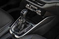 Nechybí dvouzónová automatická klimatizace, digitální budíky, couvací kamera nebo přední i zadní parkovací senzory.