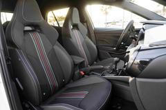 Sedadla vpředu mají sportovní tvarování a velmi dobře drží v zatáčkách.