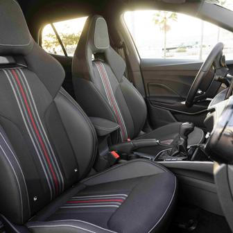 Sedadla vpředu mají sportovní tvarování a velmi dobře drží v zatáčkách.