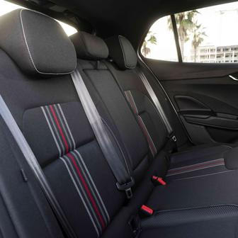 Vzadu jsou stejné potahy.