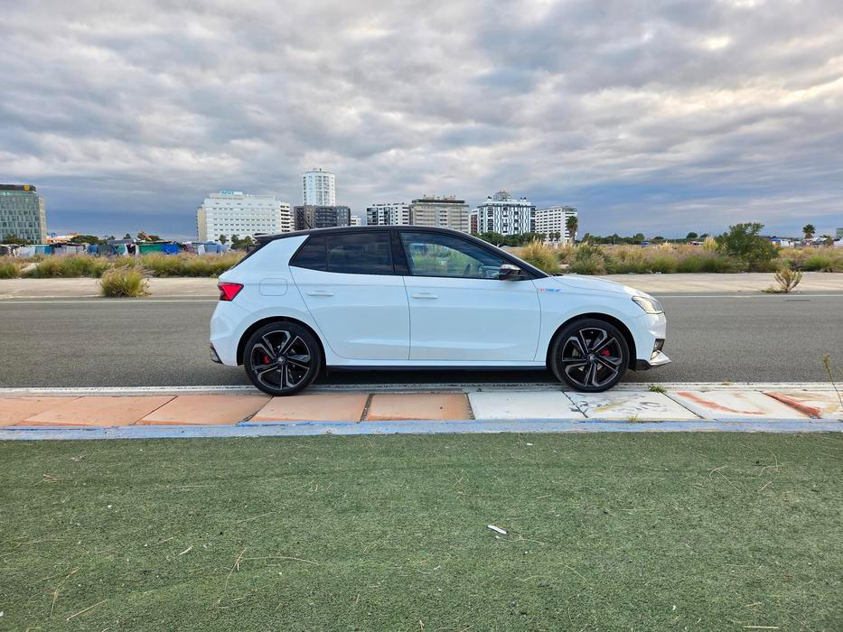 Zvenku auto poznáte poměrně snadno podle spousty černých doplňků nebo 18palcových kol s kouřovým lakováním.