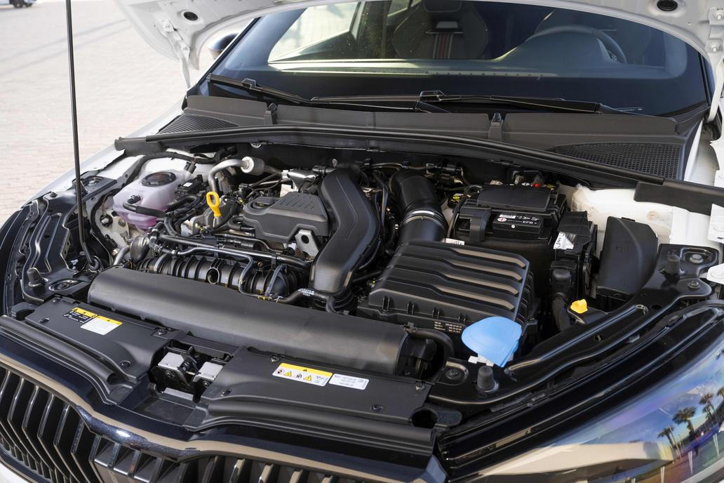 Pod kapotou je benzinová patnáctistovka, ovšem s řadou technických vylepšení, takže má nově 130 kW dostupných od nižších otáček. To platí i pro točivý moment 250 Nm.