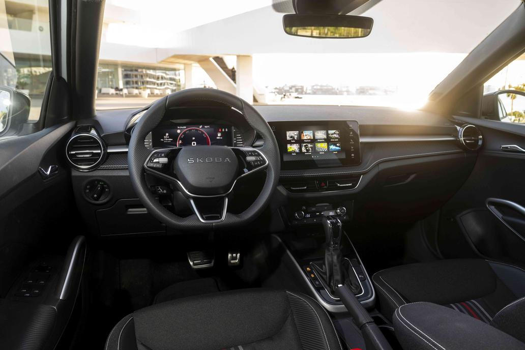 Na druhou stranu je Fabia 130 i se stříbrnými detaily v interiéru vybavená až po strop.