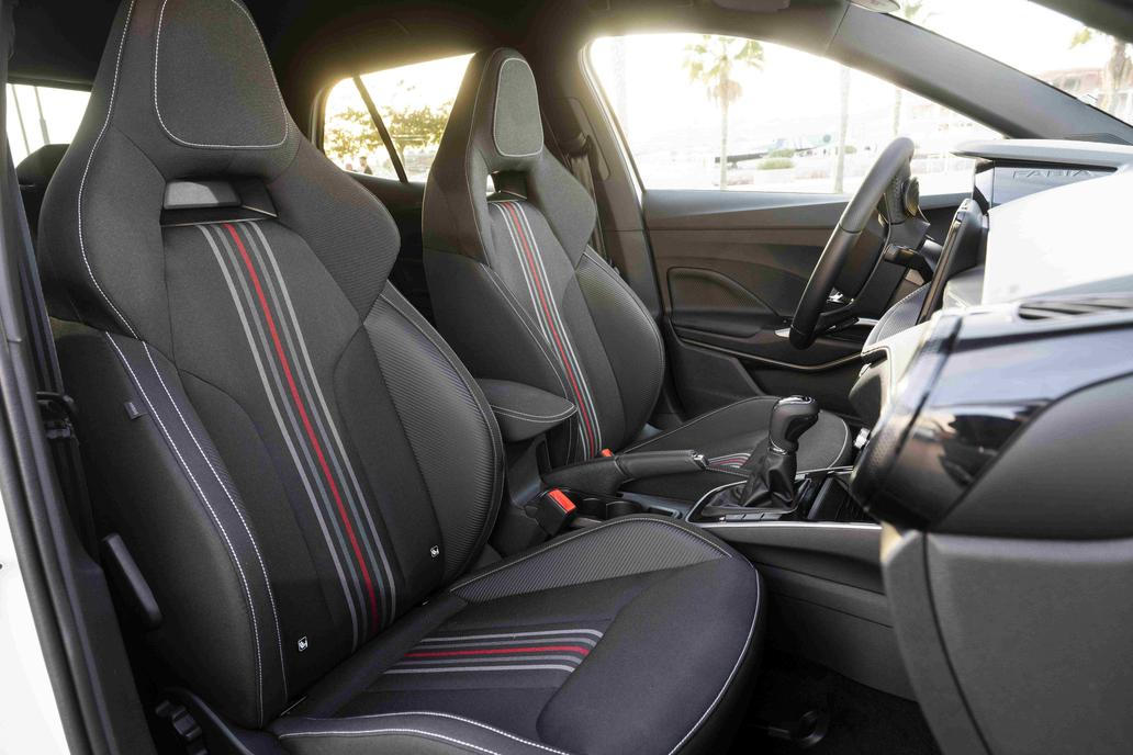 Sedadla vpředu mají sportovní tvarování a velmi dobře drží v zatáčkách.