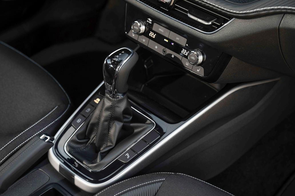 Nechybí dvouzónová automatická klimatizace, digitální budíky, couvací kamera nebo přední i zadní parkovací senzory.