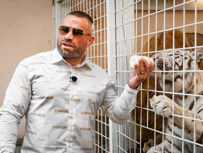 Střípky z oslavy 38. narozenin Karlose Vémoly. V jeho „Vémolandu“ se tehdy sešlo několik desítek lidí, bojovník se pochlubil i svými exotickými mazlíčky.