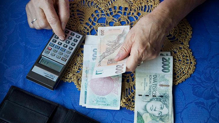 Peníze, důchod, důchodce, peněženka, kalulačka, spoření, ilustrační foto