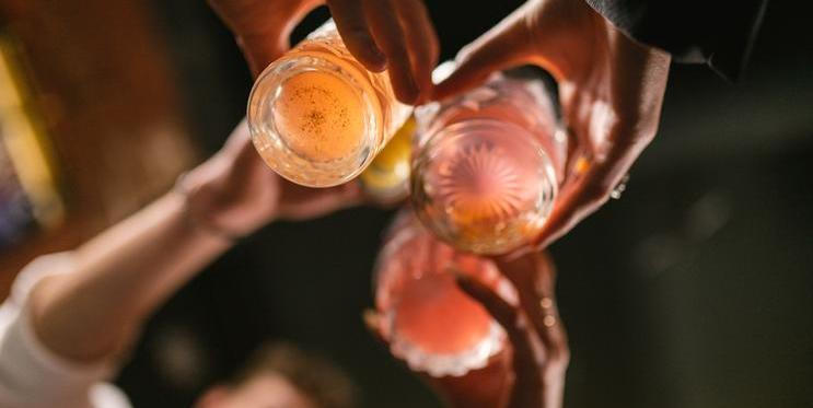 Nadměrná konzumace alkoholu může vést ke ztučnění jater, zánětu i nevratné cirhóze, často bez varovných příznaků.