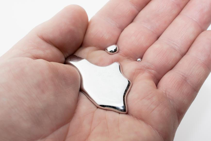 Zabila ji jediná kapka. Jak smrt vědkyně navždy změnila práci s rtutí