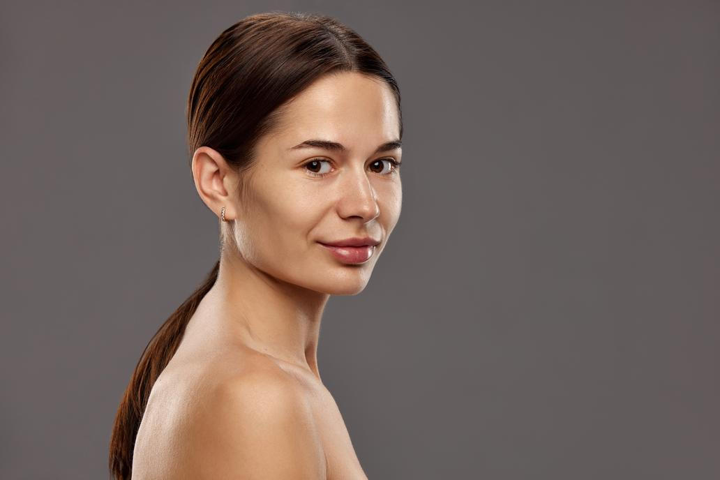 Hladký culík je nejsnazší variantou zkrocení mastných vlasů. Hladký culík