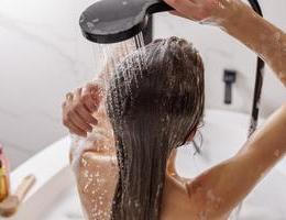 Kadeřnické triky, správné načasování péče a pár chytrých účesů dokážou prodloužit svěžest vlasů o několik dní, aniž byste je museli mýt každý den.