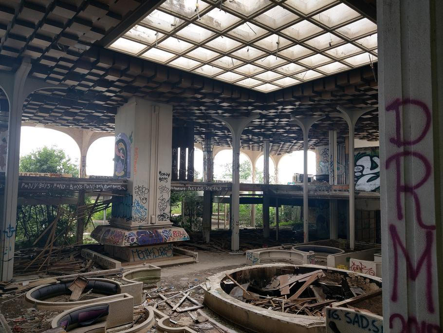 Proběhlo několik pokusů o záchranu hotelu, žádný ale neuspěl.