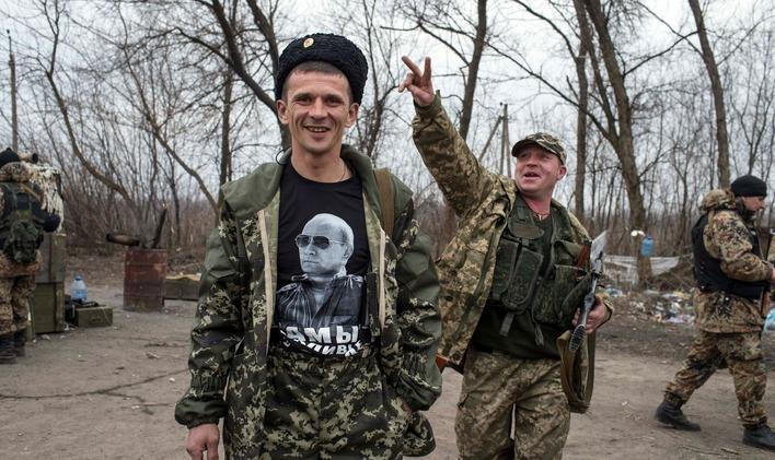Proruský separatista v tričku s Vladimirem Putinem.