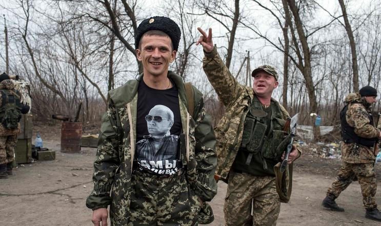 Proruský separatista v tričku s Vladimirem Putinem.