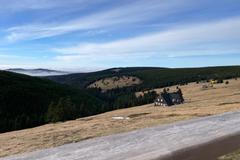 Prosincový výhled z terasy Klínovky ve 1300 metrech nad mořem. Sníh nikde, teplota nad deset stupňů a v údolí inverze.