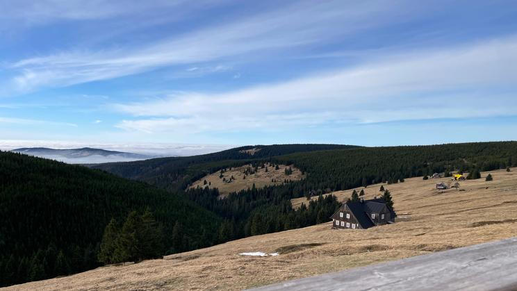 Prosincový výhled z terasy Klínovky ve 1300 metrech nad mořem. Sníh nikde, teplota nad deset stupňů a v údolí inverze.