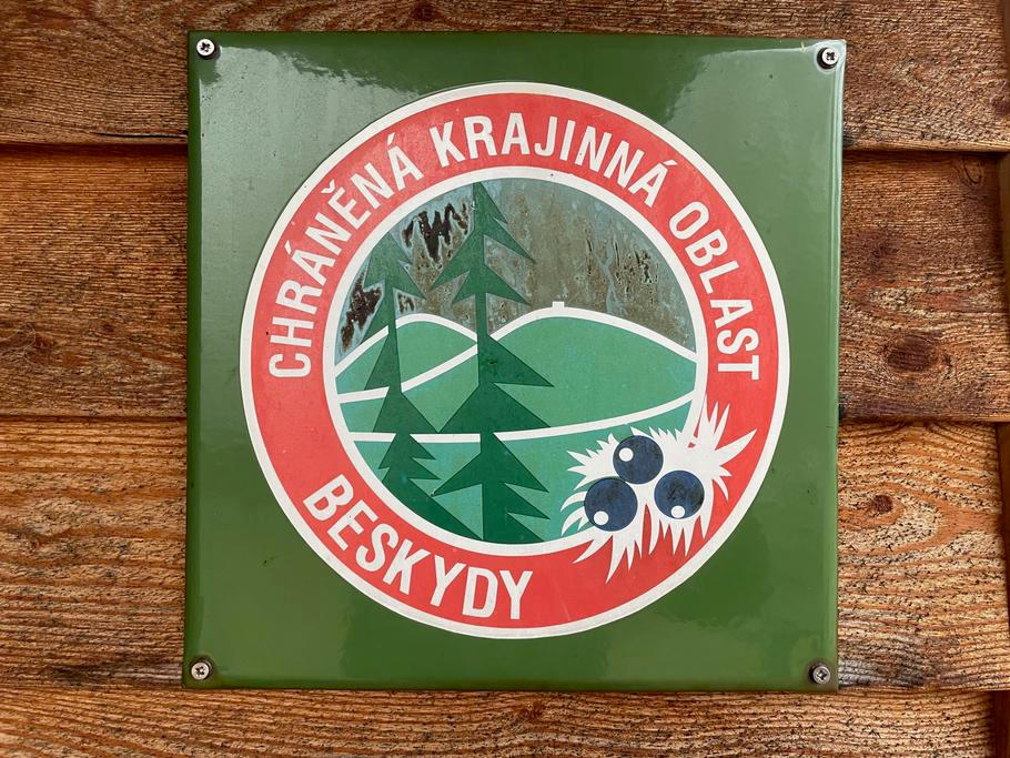 Dřevěný hotel Portáš dýchá historií, patří k tradičním boudám, které fungují už téměř století.