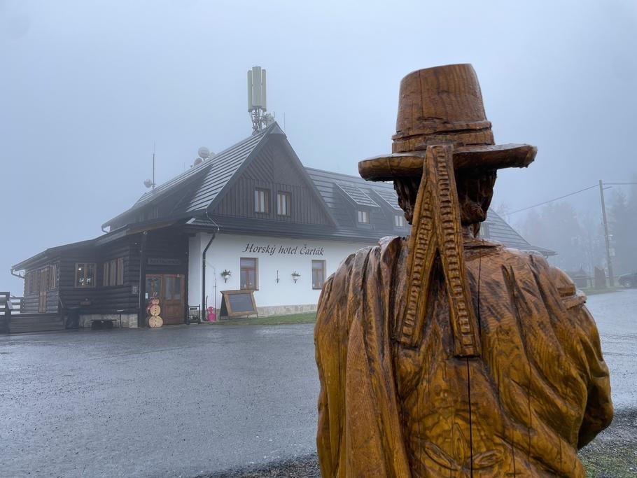 I na Čartáku na Soláni se dřív v zimě lyžovalo, dnes už je ale hlavním lákadlem hotel a letní sezóna.