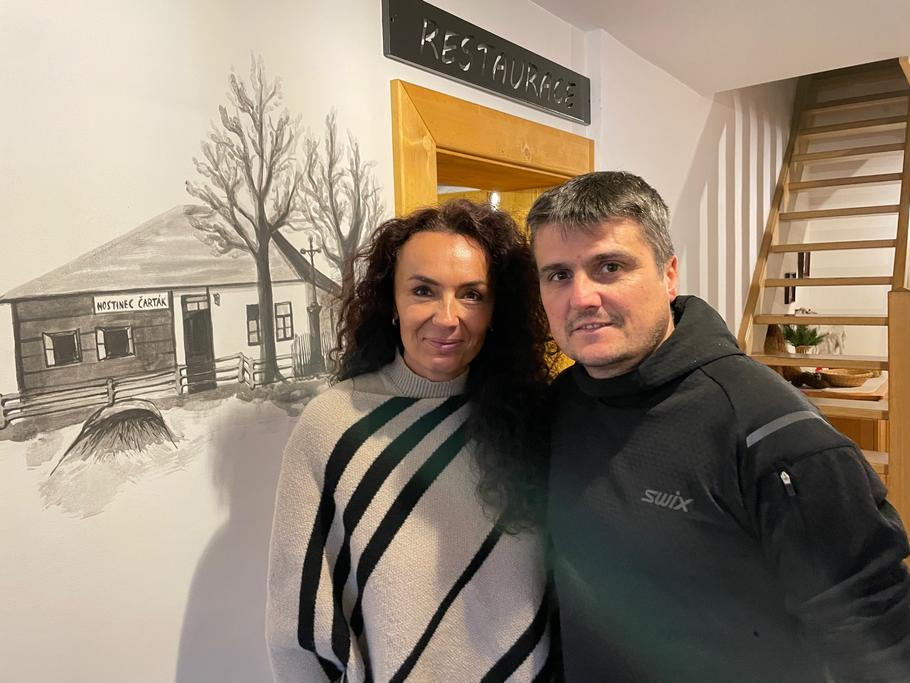 Když je třeba, Roman Křenek se svou manželkou na Čartáku musí pomoct. On v kuchyni, ona na place.