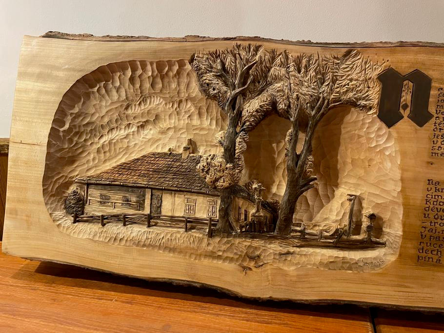 Valašský šenk v hotelu dostal novou výzdobu. Do dřeva vyřezanou historickou podobu hospody.