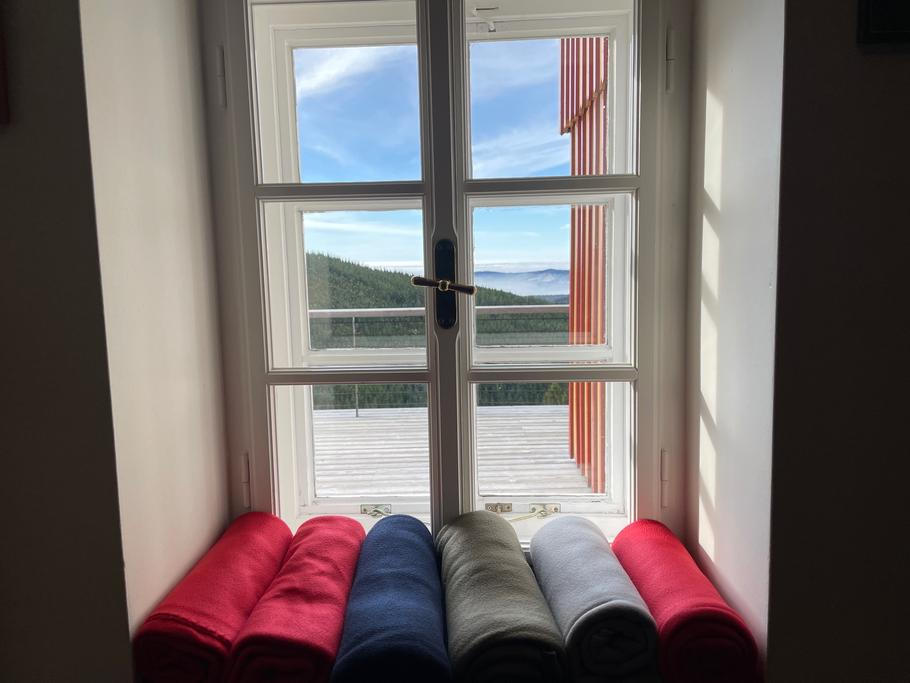 Výhled z restaurace na boudě, kde se servíruje místní chléb a jídla uvařená z hovězího masa zdejších krav.