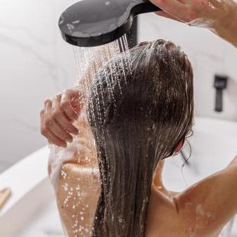 Kadeřnické triky, správné načasování péče a pár chytrých účesů dokážou prodloužit svěžest vlasů o několik dní, aniž byste je museli mýt každý den.