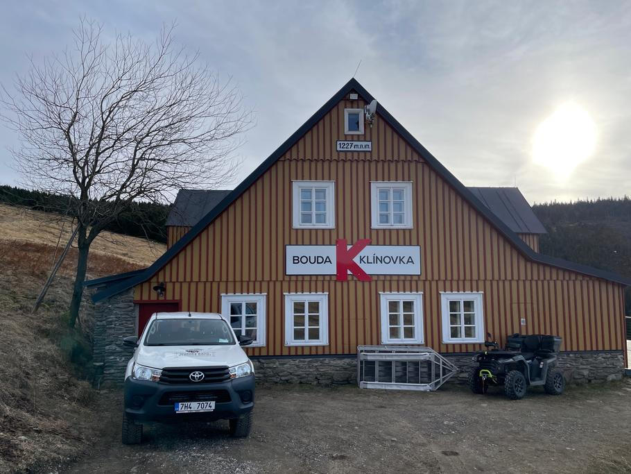 František Zálešák by se chtěl na krkonosšké luční enklávě co nejvíc přiblížit tomu, jak tu hospodařili původní němečtí obyvatelé.