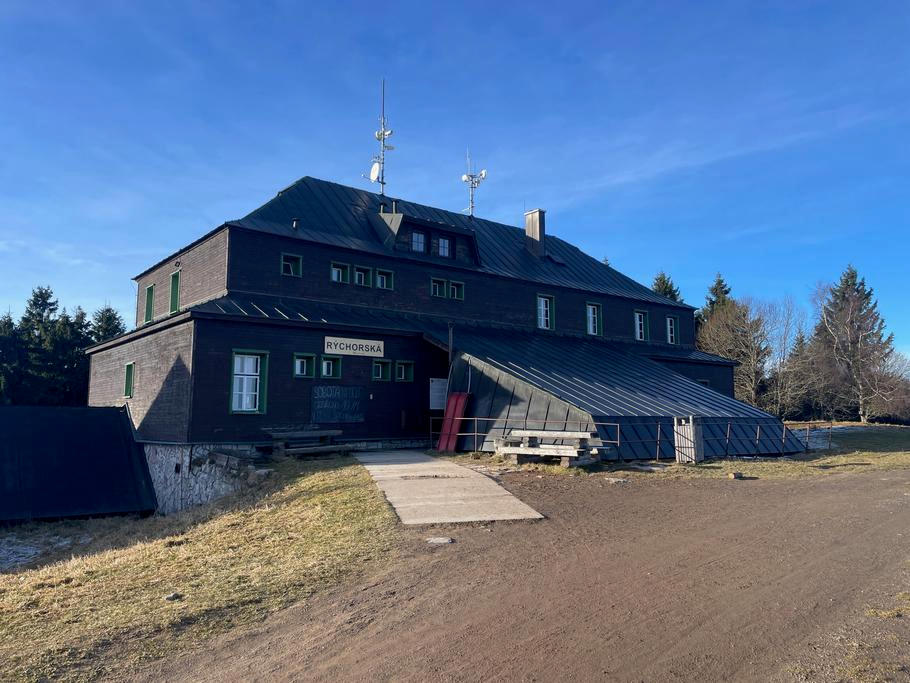 Rýchorská bouda už brzo oslaví sté výročí. V Krkonoších je přitom velmi specifická.