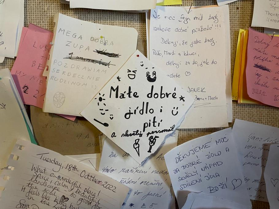 Dle starších i mladších vzkazů jsou turisté se samoobslužným bufetem spokojeni.