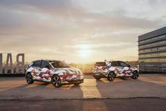 Nejočekávanější novinkou Volkswagenu je pro rok 2026 ID. Polo, malý elektromobil s cenou od 25 tisíc eur, v přepočtu asi 607 tisíc korun. Základem je upravená platforma MEB s pohonem předních kol, na výběr bude mít malý hatchback hned čtyři různé výkonové verze elektromotoru pokrývající spektrum 85 až 166 kW. Nejsilnější verze bude mít tradiční jméno GTI. Podle výkonu dostane ID. Polo 37- nebo 52kWh baterku, maximální dojezd bude 450 km.